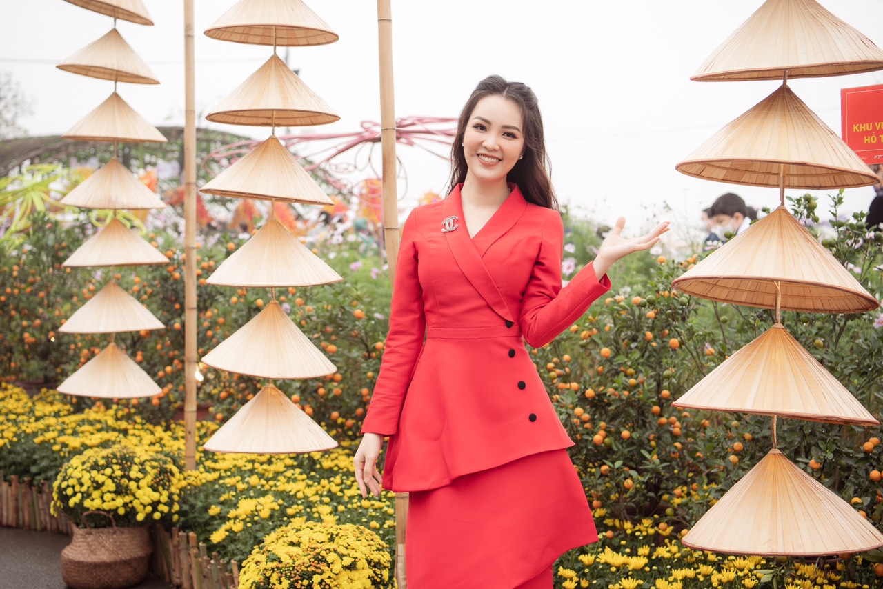  Á hậu Thụy Vân trải nghiệm tại đường hoa “Home Hanoi Xuan 2022”